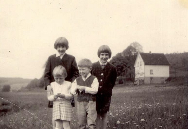Gitta und Annette mit Cousin Michael und Cousine Petra